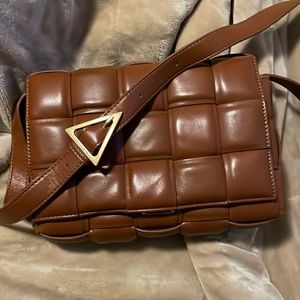 Bottega cross body cassette camel/tan worn a few times not more then 3 great con